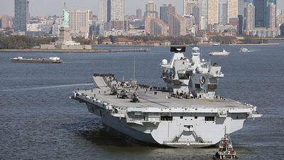 ニューヨークに向かう英海軍の空母「クイーン・エリザベス」。画面左上には自由の女神像が見える　写真：英国海軍