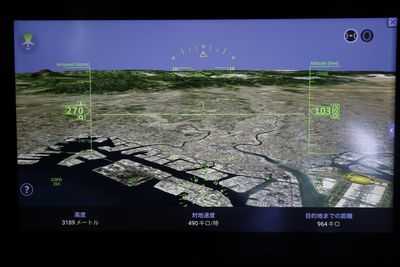 前下方の地上の風景にHUD表示を重畳。左下の「GSPD」はノット単位だが、中央下部の日本語表示はキロメートル単位。ちなみに、右下に見えるのは羽田空港で、正面は鶴見の辺り　撮影：井上孝司