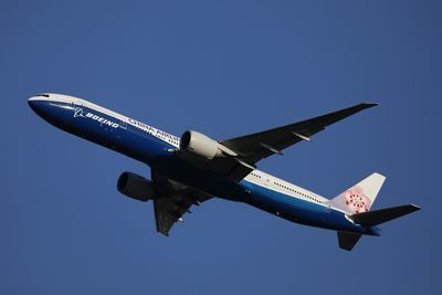 チャイナエアラインの777-300ER「ボーイング・ハウスカラー」(B-18007)。中部国際空港の「Flight of Dreams」にいる787初号機と見比べてみよう