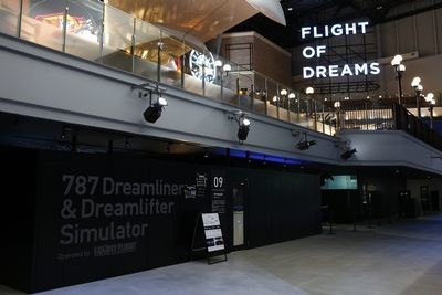 「Flight of Dreams」1階の「フライトパーク」では、787のシミュレータと747LCFのシミュレータを体験できる　撮影：井上孝司