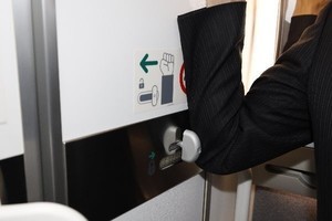 航空機の技術とメカニズムの裏側 第275回 ANAの手を使わずに開閉できるトイレを見てきた