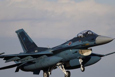 F-2戦闘機。コックピット直前に4枚並んでいるのがIFF（Identification Friend-or-Foe：敵味方識別装置）のアンテナ　撮影：井上孝司