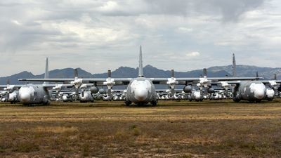 デビスモンサン基地で保管されているC-130輸送機。これでも保管機の一部に過ぎない。全体像はGoogle Mapsで見てみよう　写真：USAF