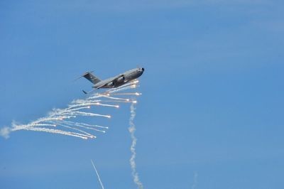 ドーバー空軍基地で地対空ミサイルの訓練を行っているC-17AグローブマスターIII　写真：USAF