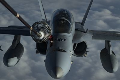 空中給油・輸送機KC-10から給油を受ける米国海軍のF/A-18ホーネット　写真：U.S. Air Force