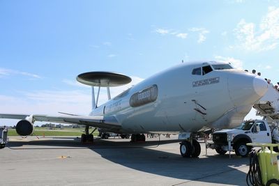 軍用機はどれも電子機器の塊だが、特に早期警戒機やAWACS(Airborne Warning And Control System)機は、強力なレーダーを搭載するだけに話が難しい　撮影：井上孝司