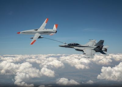 F/A-18Fスーパーホーネットに対して空中給油を行うMQ-25　写真：US Navy