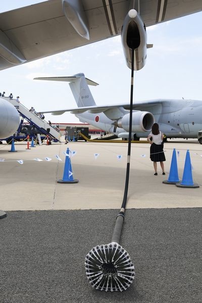 豪空軍のKC-30給油機が翼下に備えているドローグホース。エアショーでの地上展示用に、わざとドローグホースを繰り出してある　撮影：井上孝司