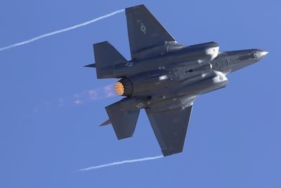 比較的コンパクトな見た目とは裏腹に、F-35は腹に響く爆音を響かせる　撮影：井上孝司