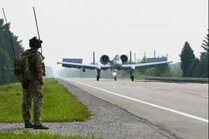 航空機の技術とメカニズムの裏側 第325回 滑走路と飛行甲板(3)戦地にまつわる滑走路あれこれ