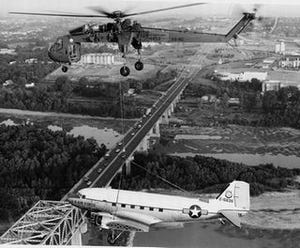 航空機の技術とメカニズムの裏側 第60回 ヘリコプター(9)人や貨物の変わった乗せ方