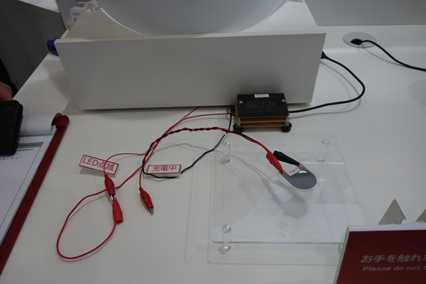 全固体薄膜電池のデモの様子