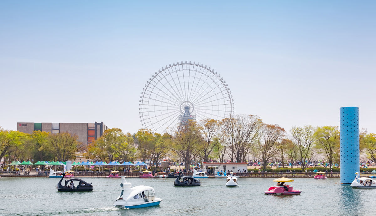 万博記念公園の夢の池とEXPO'70パビリオン、エキスポシティのオオサカホイール