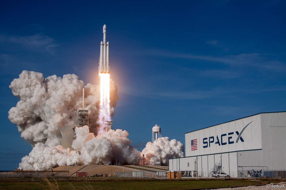 世界最強のロケット「ファルコン・ヘヴィ」の打ち上げ
