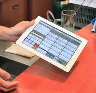 事例で学ぶiPhone/iPad活用術 第120回 新宿の居酒屋がレジシステムをiPadに変更 - 店のどこからでも精算が可能に