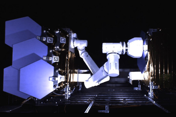 近未来テクノロジー見聞録 第134回 GITAIの自律ロボットが宇宙船外模擬環境下でソーラーパネルの組立などの実証に成功