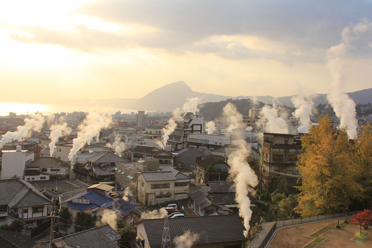 日本有数の温泉地として知られる別府市は、九大都市研究センター・別府市旅館ホテル組合連合会と共に、温泉入浴による健康効果の測定を目指す包括連携協定を結んでいる