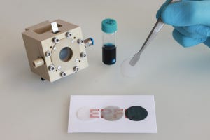 近未来テクノロジー見聞録 第294回 EPFLが開発した空気中の水分から水素を作る光電気化学デバイスとは？