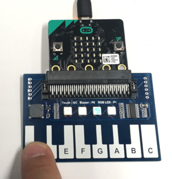 鍵盤をタッチすると音がなり、さらにLEDが点灯します