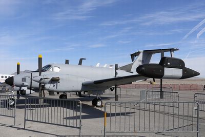 アメリカ陸軍のSIGINT機・RC-12X。ニョキニョキ生えているアンテナ群が、いかにも怪しい雰囲気