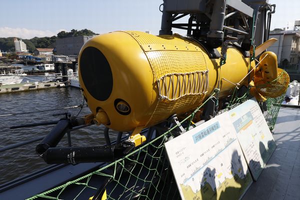 海上自衛隊で使用している機雷処分具。これはケーブルで母艇とつないで遠隔操作するので、自律行動するわけではない。だから、ROV(Remotely Operated Vehicle)ともいう 撮影：井上孝二