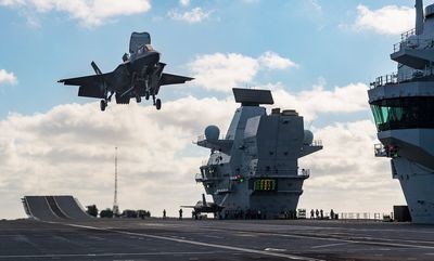 英空母「クイーン・エリザベス」艦上でF-35Bの艦上運用試験を実施した時は、緊急時にしか行わない「逆向き着艦」(機体の向きと艦の向きが逆)もテストしていた 写真 : jsf.mil