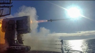 実弾射撃訓練中に「RIM-116 RAM」を発射するワスプ級強襲揚陸艦「USSエセックスUSSエセックス」　写真：US.Nav