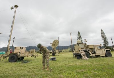 通信機器に限らず、陸軍の装備は野戦環境下で使うことを前提にして設計しないと使い物にならない　写真：US Army