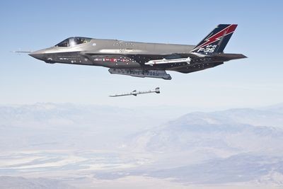 F-35Aが初めてAMRAAMを試射したときの様子　写真：USAF