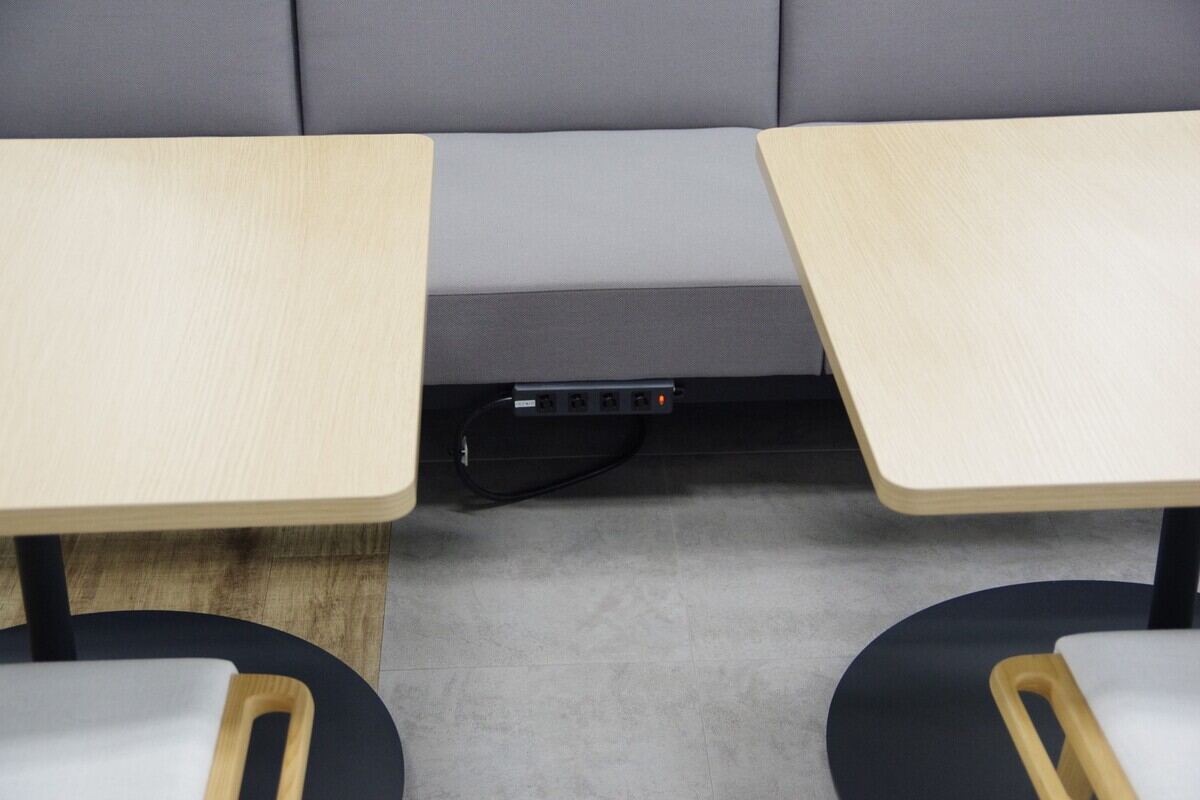 全席に電源を確保するなど働きやすさを最大化した