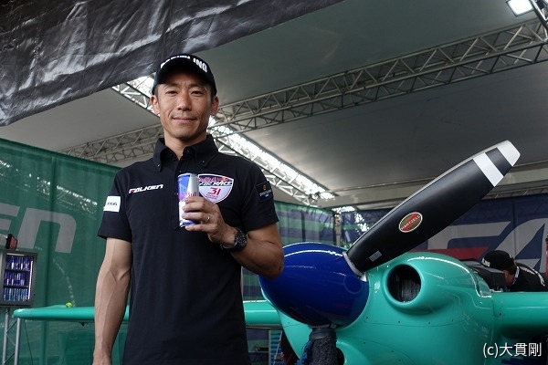 室屋選手のインタビュー中、格納庫に乱入したホール選手