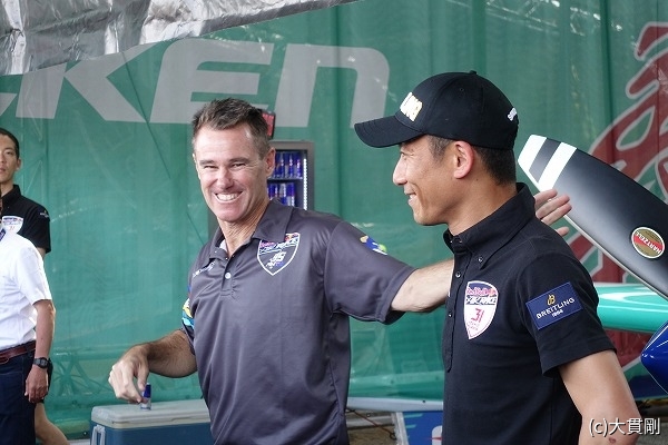 室屋選手のインタビュー中、格納庫に乱入したホール選手