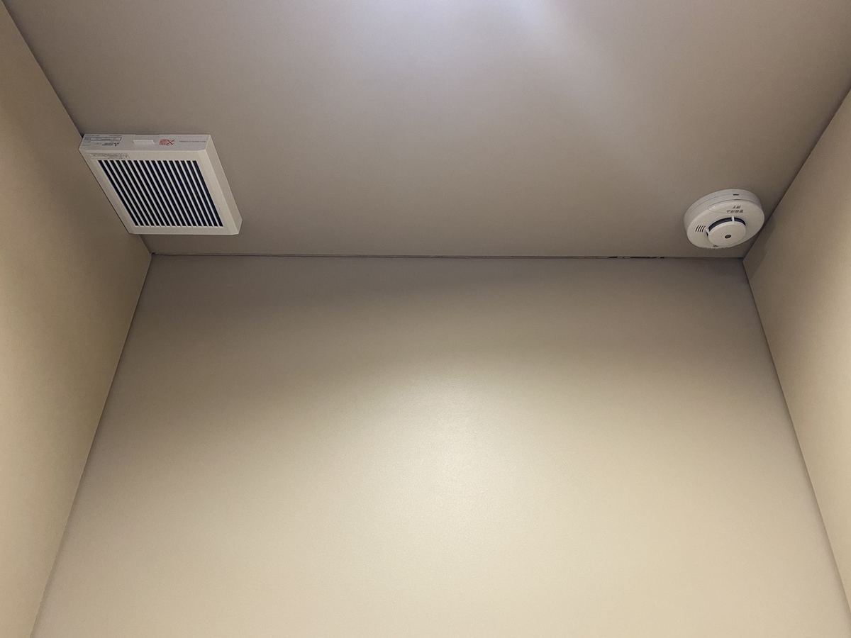 各BOXに換気扇と火災感知器が設置されている
