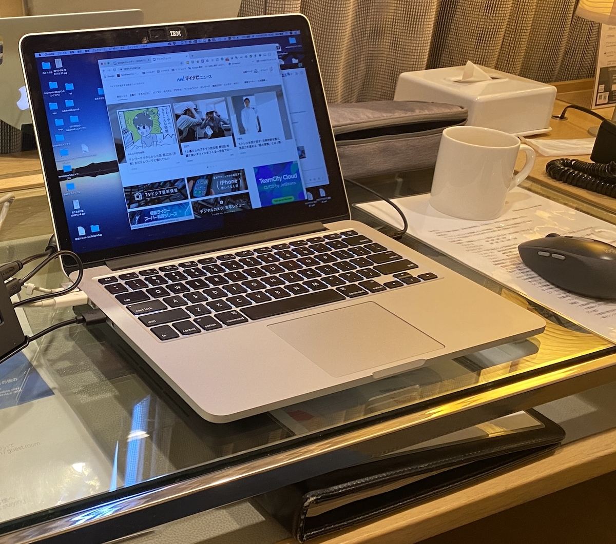 天板がガラス張りなのでマウスが効かない。このときはマウスパッドを忘れたため、部屋にあったラミネートされた案内の紙で代用した。