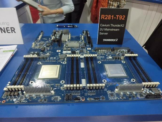 ThunderX2を2個搭載するGigabyteのR281-T92サーバボード