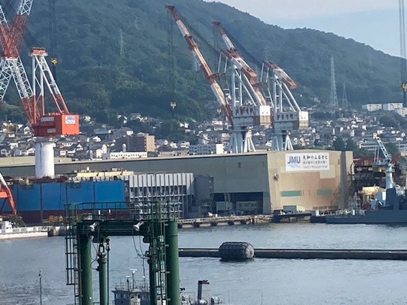 呉湾には戦艦大和が建造されたドックがまだ現役で残っている