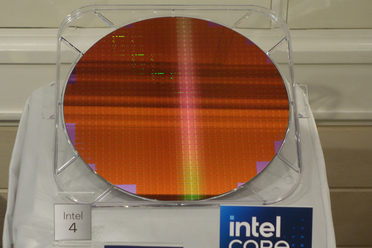 Intel 4で製造されたウェハ