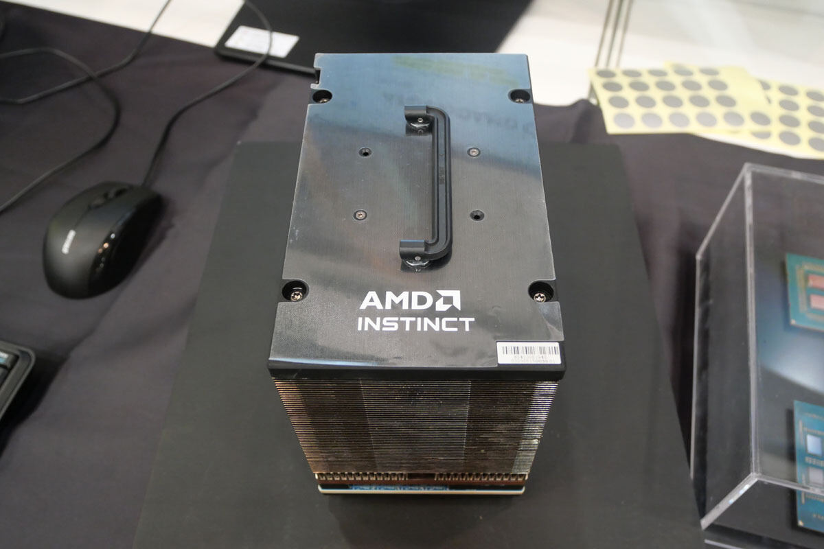 AMDのAI向け先端GPU「Instinctシリーズ」の外観