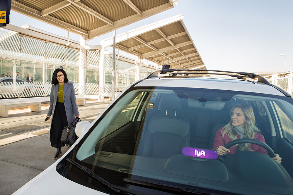 ライドヘイリングを利用する旅行者が増えてサンフランシスコの空港には専用エリアが設けられるなど、カリフォルニア州でライドヘイリングは人々の生活に浸透している