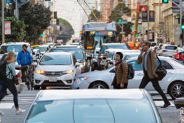 シリコンバレー101 第853回 オンデマンド配車が普及しても渋滞悪化、SFでスマートシティの課題浮き彫り