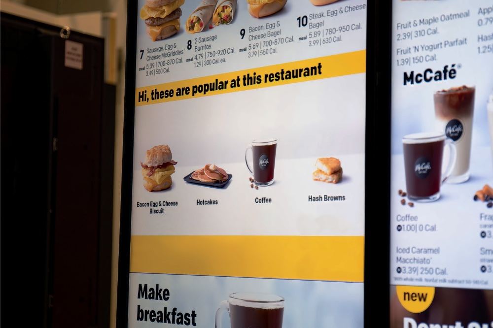 決定倫理の学習を通じて、レストランごとに人気アイテムを表示するMcDonald'sのドライブスルーのデジタルメニューボード