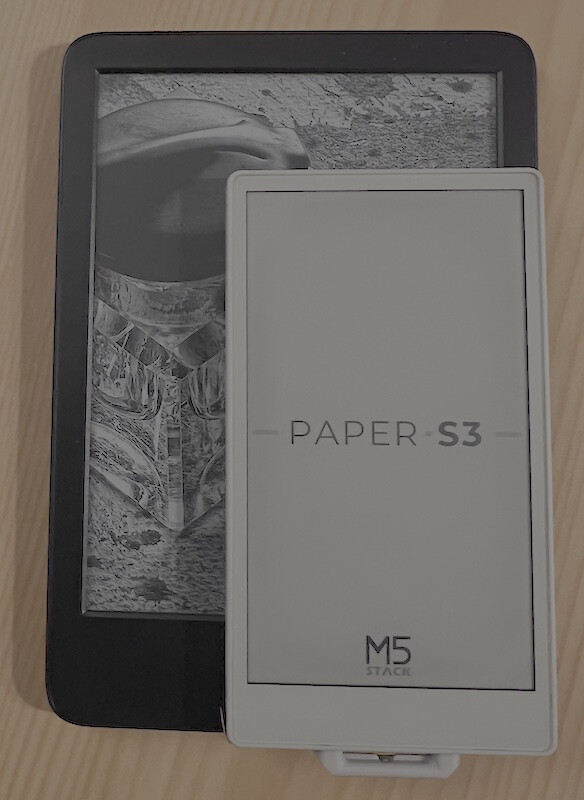 M5PaperS3とKindleのサイズの比較
