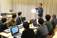 攻防戦前に、入念な打ち合わせを行うセキュ塾チーム。