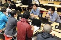 攻防戦前に、入念な打ち合わせを行うセキュ塾チーム。