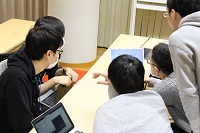 攻防戦前に、入念な打ち合わせを行うセキュ塾チーム。