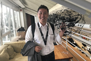 スイス Flyability社にて、笑顔をみせる熊田氏