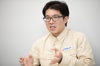 作るのも運用するも面倒見るのも社員でやっている