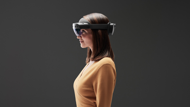 コミュニケーション支援ソリューションの全国展開にあたり、アステラス製薬は Microsoft HoloLens 2 を使用することを想定している