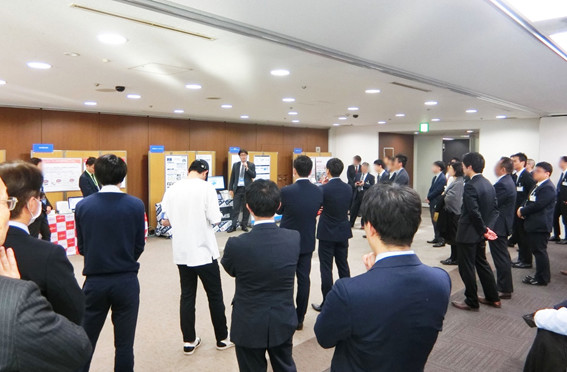 会場後方の展示コーナーの様子