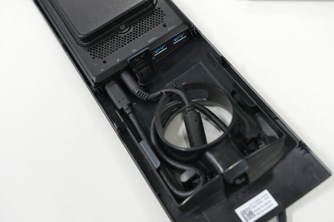 底面にUSB Type-C、Type-A×2、ギガビットLANなどを搭載。側面にもオーディオジャックやType-C、Type-Aを備える